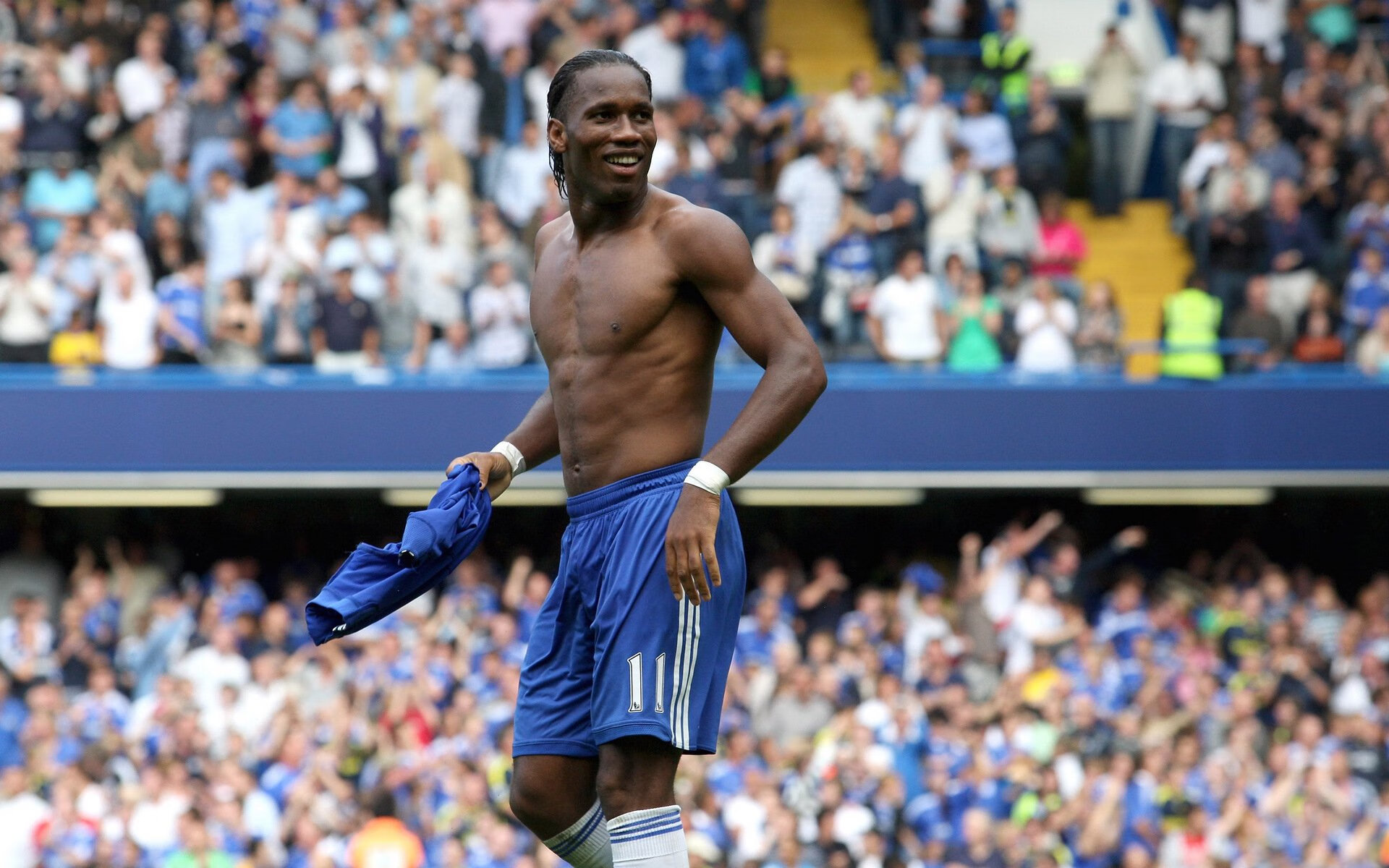 “泥泞火花：雨后赛道的疯狂对决”，雨后泥泞的路